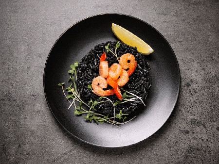 Пържен черен императорски ориз с кралски скариди в уок тиган - снимка на рецептата